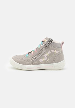Grå højtop-sneaker med pastel regnbuefarvede snørebånd, sidelukning med lynlås, lyserød guldsmedbroderi, hvid sål og lyserød trækflap ved hælen.
