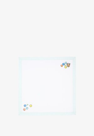 Biały kocyk dziecięcy z pastelowym niebieskim, kratkowanym brzegiem, ozdobiony kolorowymi kółkami i małą twarzą misia oraz napisem "Moschino".