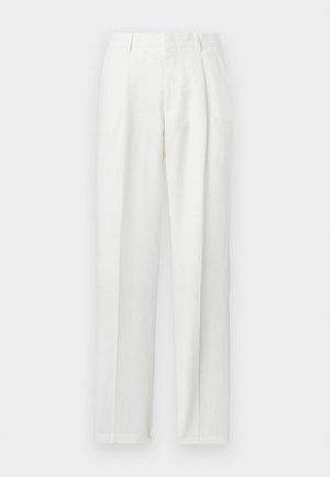 Pantalon droit blanc taille haute avec passants de ceinture et pli avant, présenté sur un fond clair uni.