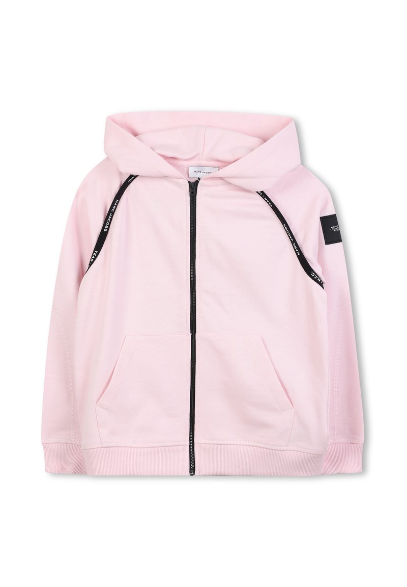 Lichtroze zip-up hoodie met een zwarte rits, contrasterende zwarte trekkoordjes, voorkeuze zakken en een zwarte labeldetail op de mouw.