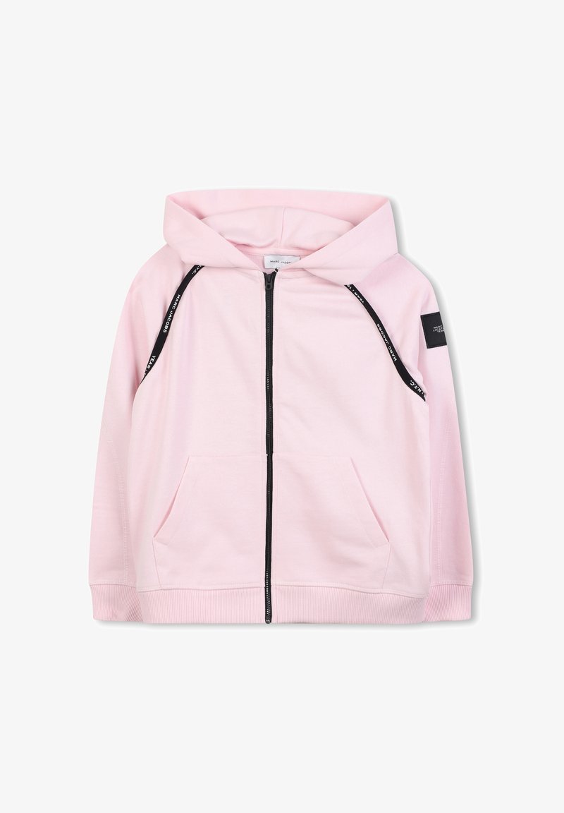 Lichtroze zip-up hoodie met een zwarte rits, contrasterende zwarte trekkoordjes, voorkeuze zakken en een zwarte labeldetail op de mouw.