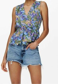 Oberteil mit Blumenmuster, tiefem V-Ausschnitt und schmaler Taille im Stil eines Peplums in Blau-, Grün- und Gelbtönen, kombiniert mit ausgefransten blauen Jeansshorts.