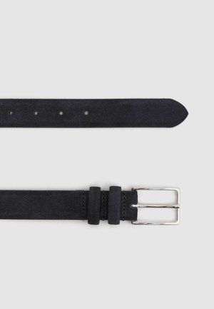 Tums zila zamšveida josta ar sudraba taisnstūra sprādzi, ar vairākiem regulēšanas caurumiem un divām auduma cilpām drošai pieķeršanai.