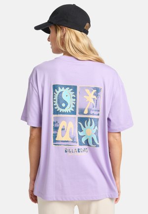Lichtpaarse oversized t-shirt met een grafisch ontwerp dat vier vierkanten toont. Elk vierkant heeft kleurrijke patronen en daaronder de tekst "BILLABONG".