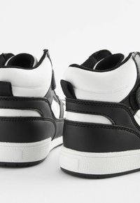 Czarno-białe sneakersy typu high-top wykonane ze skóry z teksturowanymi akcentami, z wyściółką na kołnierzu i kontrastującą białą podeszwą. Posiadają przeszywane detale i panele z siateczki.