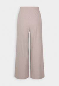 Kalhoty s širokými nohavicemi z měkké béžové látky, s elastickým pasem a hladkou texturou, bez kapes a zapínání.