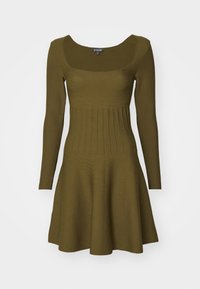 Abito lavorato a maglia verde oliva con scollo quadrato, maniche lunghe e un corpetto aderente che si allarga in una gonna svasata. Tessuto a coste sul corpetto.