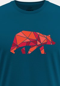 Blauwe t-shirt met een geometrisch berenontwerp in tinten van rood en oranje, met een gladde textuur en crew neck stijl.
