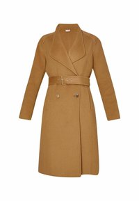Long manteau en laine marron camel avec larges revers, ceinture assortie avec boucle et deux boutons visibles à l'avant.
