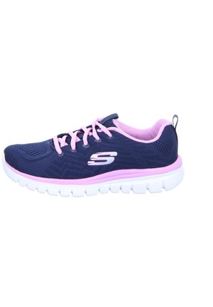 Marineblaue Mesh-Sportschuhe mit rosa Akzenten, ausgestattet mit einer gepolsterten Sohle, runder Zehenform und einer strukturierten Oberfläche für Atmungsaktivität.