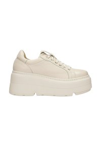Sneaker platform bianche realizzate in pelle texturizzata, con punta rotonda, lacci frontali con occhielli metallici e suola in gomma rigata.