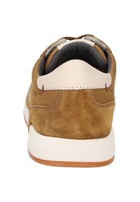 Braune Wildledersneaker mit weißer Gummisohle und cremefarbenen Akzenten; abgerundete Form mit kontrastierenden Texturen im Obermaterial und Futter.