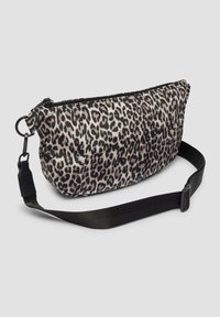 Tas van leopardprint stof met een gebogen vorm, zwarte rits, verstelbare schouderband en een gestructureerd oppervlak. Voorzien van een lus voor bevestiging.