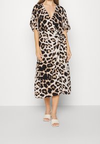Vestido envolvente de estampado de leopardo con mangas cortas, escote en V profundo y cintura con lazo. Fabricado en un tejido ligero con un acabado fluido.