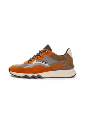 Orangenes und braunes Sneaker mit einem Obermaterial aus Wildleder und Mesh, dicker hellfarbiger Sohle und Zickzackdetails. Verfügt über schwarze Schnürsenkel und Logo-Akzente.