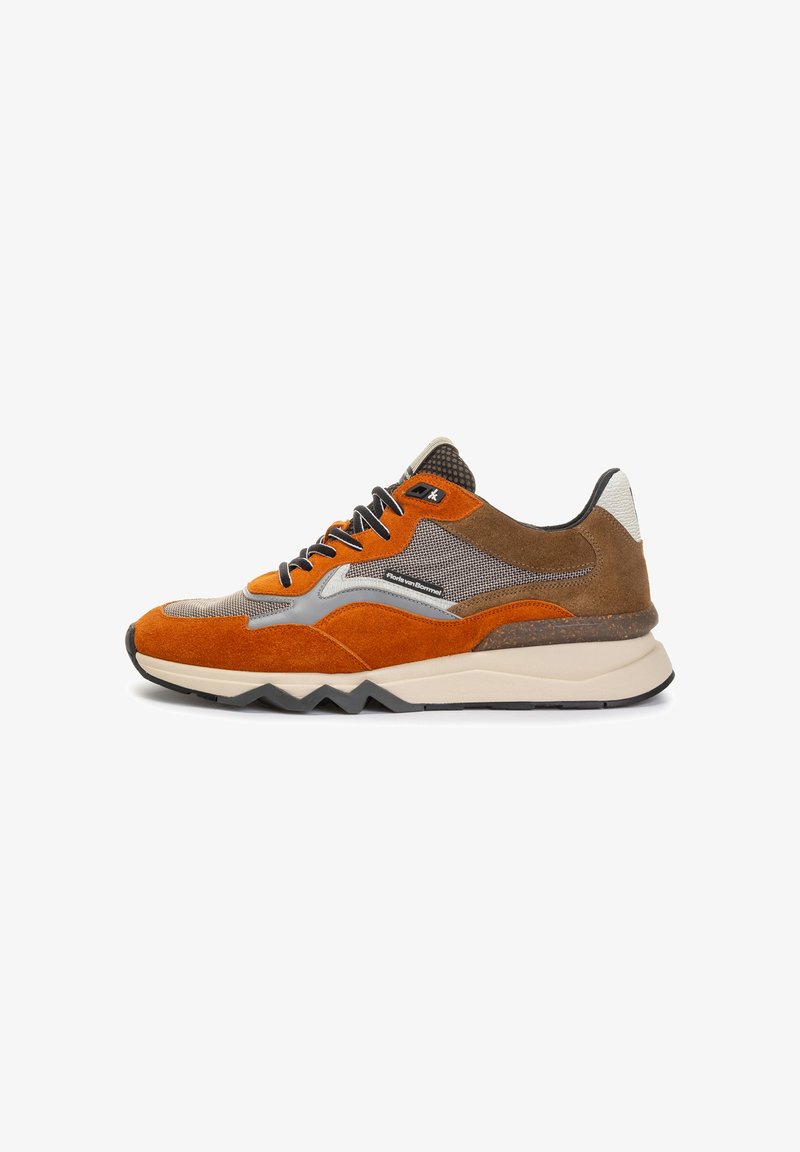 Sneaker arancione e marrone con una tomaia in suede e mesh, suola spessa di colore chiaro e dettagli a zigzag. Presenta lacci neri e accenti del logo.