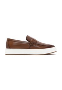 Zapatos de cuero marrón sin cordones con una puntera cosida, suela de goma blanca y un diseño elegante, que presenta una pequeña tira acentuada.
