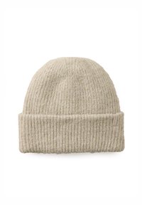 Strikket hue i lys beige med ribbet tekstur og en folded cuff. Viser et diskret mærke på siden til brandidentifikation.