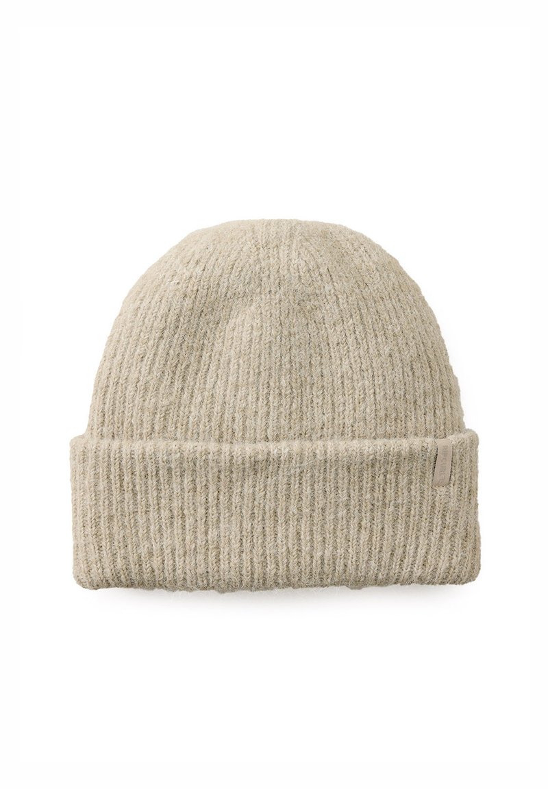 Strikket hue i lys beige med ribbet tekstur og en folded cuff. Viser et diskret mærke på siden til brandidentifikation.