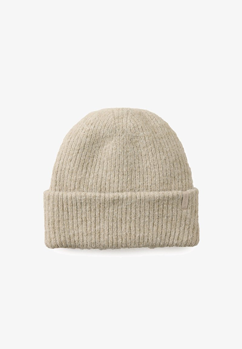 Strikket hue i lys beige med ribbet tekstur og en folded cuff. Viser et diskret mærke på siden til brandidentifikation.