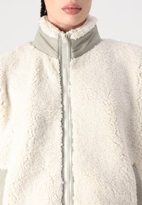 BDG Urban Outfitters OLIVE BOXY  - Flisinė striukė - ecru