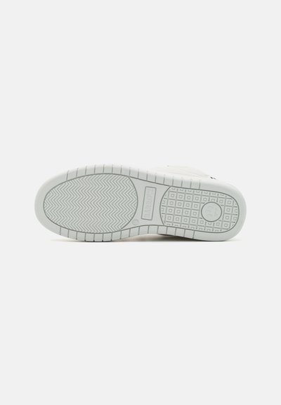 Sole di sneaker bianca con gomma testurizzata, caratterizzata da un motivo a spina di pesce e un dettaglio del logo rettangolare. Profilo piatto con bordi arrotondati.