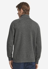 Grauer Strickpullover mit hohem Kragen, gerippten Bündchen und Saum. Weiche Textur, lässige Passform und keine sichtbaren Muster oder Akzente.