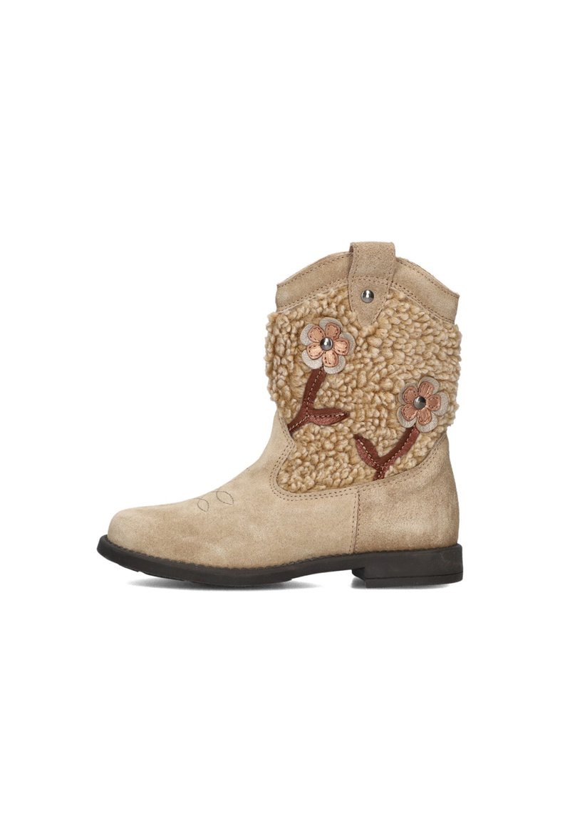 Beige suède enkellaarsjes met textuur in wolaccenten, voorzien van bloemapplicaties en bronzen studs, platte zool en decoratieve stiksels.
