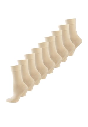 Beige ankelstrømper arrangeret i en diagonal linje, med en glat tekstur og ribbede manchetter. Hver strømpe er identisk i design.