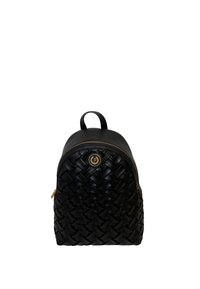 Zaino in pelle nera con texture intrecciata, parte superiore arrotondata, dettagli in metallo dorato e logo circolare sul davanti. Chiusura a zip.