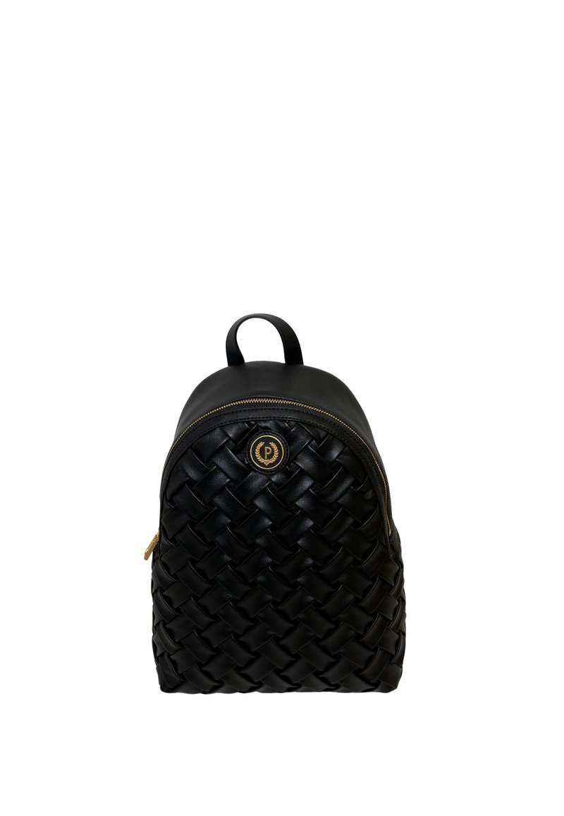 Zaino in pelle nera con texture intrecciata, parte superiore arrotondata, dettagli in metallo dorato e logo circolare sul davanti. Chiusura a zip.