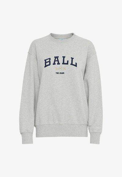 Sivi dukserica s rebrastim manžetama i rubom. Na prednjoj strani se ističu podebljane mornarsko plave i zlatne boje s natpisom: "BALL 1974 THE JEANS." Opušteni kroj.