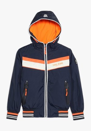 Chaqueta con capucha azul marino con forro naranja, rayas blancas y naranjas en el pecho, cremallera frontal, bolsillos con cremallera y puños a rayas.