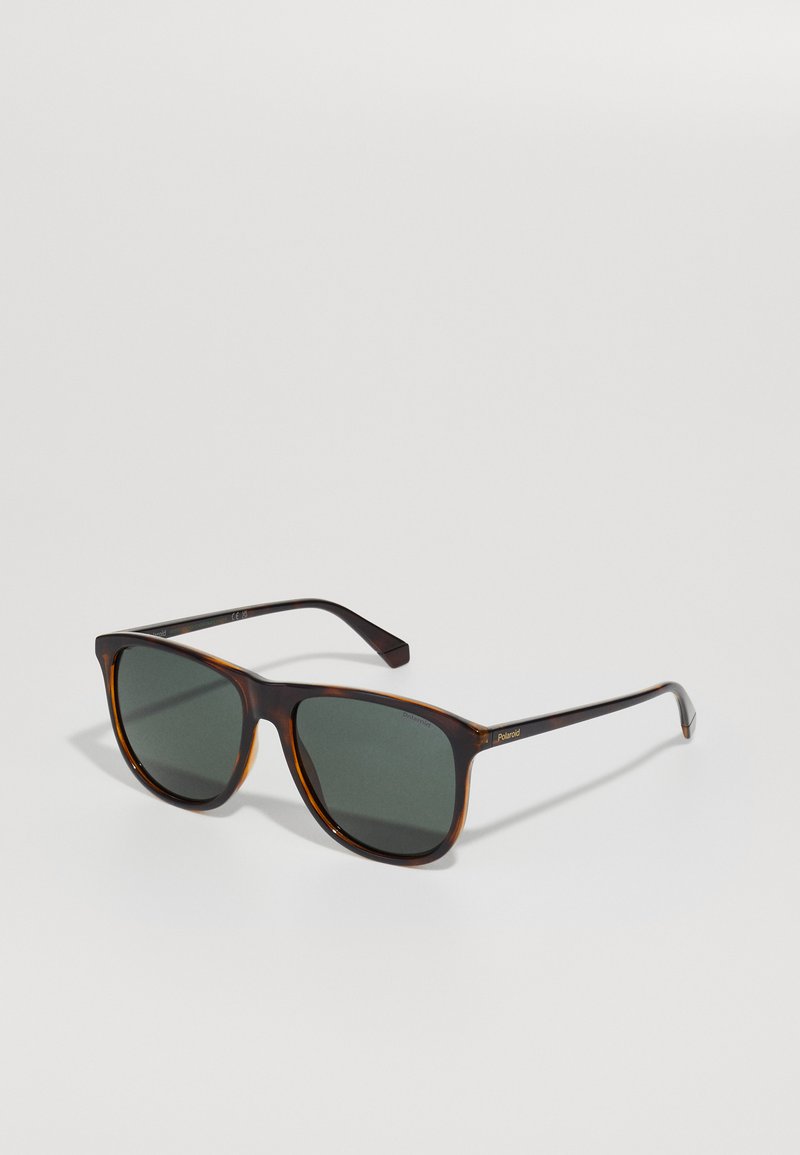 Brązowe okulary przeciwsłoneczne w tortoiseshell z ciemnozielonymi soczewkami, prostokątny kształt, cienkie zauszniki i logo "Polaroid" na oprawie.