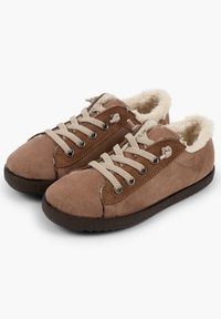 Sneaker in suede marrone con lacci beige, colletto foderato in pelliccia e suola piatta in gomma. Presenta occhielli in metallo e dettagli cuciti sui lati.