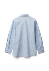 Camicia azzurro chiaro a maniche lunghe con colletto e polsini abbottonati vista da dietro.