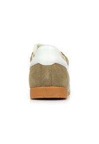 Sneaker en daim marron avec des accents en cuir blanc, semelle en caoutchouc et languette épaisse. La vue arrière met en avant le col rembourré et la surface texturée.