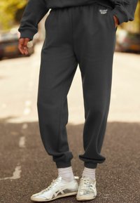 Next CUFFED WELLNESS SLOGAN GRAPHIC - REGULAR FIT - Pantaloni de trening - grey charcoal