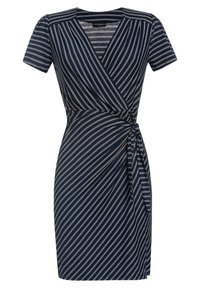 Abito a portafoglio navy con righe verticali bianche. Presenta maniche corte e un dettaglio annodato in vita. Realizzato in un tessuto morbido e leggero.