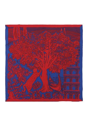 Le motif rouge et bleu comprend un grand arbre, un chat grimpant sur son tronc, une gondole sur l'eau et un bâtiment voûté sur le côté droit.