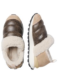 Sneaker marroni e beige con tomaia in pelle texture, fodera in pelliccia e una spessa suola in gomma nera. Presenta una punta rotonda e una linguetta di estrazione.