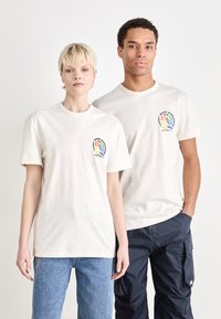 Tommy Jeans - POP CREST TEE UNISEX - Print T-shirt - oat marl heather Thumbnail Image 1