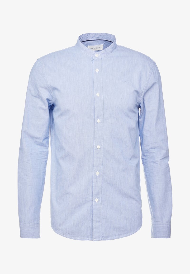 Chemise homme à manches longues bleu clair avec col mao et boutons blancs sur le devant, en tissu léger.