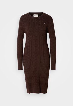 Braun gestricktes Sweaterkleid mit langen Ärmeln, Rundhalsausschnitt, geripptem Saum und einem kleinen Logo-Akzent auf der Brust. Strukturierter Strickmuster.