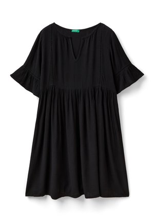 Černé šaty volného střihu s krátkými volánkovými rukávy, výstřihem do V a nabíranou sukní. Vyrobené z texturované látky s detailním prošíváním podél výstřihu.