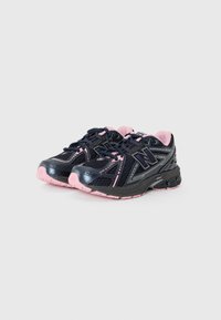 Chaussures de course en maille marine avec des accents roses, dotées d'une semelle en caoutchouc, de quincaillerie noire et de détails réfléchissants. Design léger et respirant.
