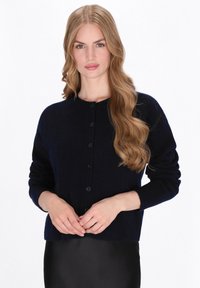 Cardigan blu navy in maglia morbida con scollo rotondo, maniche lunghe e chiusura frontale con bottoni. Presenta polsini e orlo a costine per un tocco di texture.
