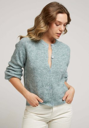 Cardigan en tricot bleu clair avec un col rond, fermeture à boutons et texture côtelée. Présente des manches longues retroussées et une coupe décontractée.