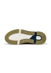 La suela del zapato tiene un material de goma texturizada en verde oliva y blanco, con patrones hexagonales, ranuras para tracción y un logotipo de la marca.