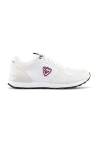 Sneaker bianco con una combinazione di materiali in mesh e suede. Accenti metallici e un logo rosso di lato. Suola in gomma nera.